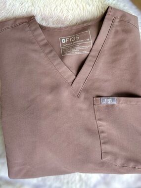 FIGS Catarina One Pocket V-Neck Scrub Top in Smokey Taupe